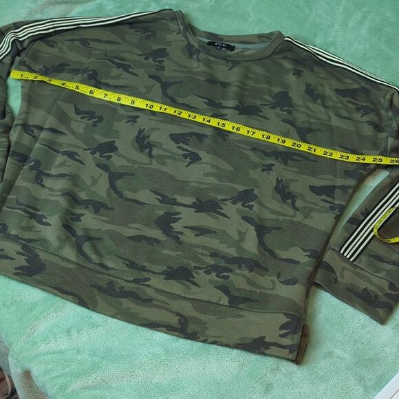 Miss Me Camo Crewneck Sweatshirt Women's Large - Picture 3 of 4